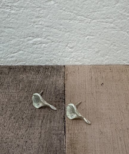 Krinaki stud earrings